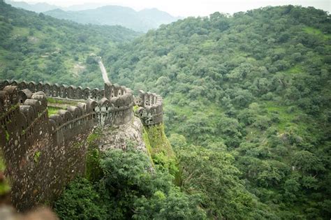 Premium Photo | Kumbhalgarh fort and wall in rajasthan, india