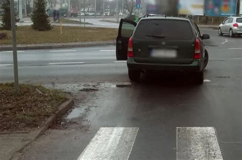 Groźny wypadek w Olsztynie Samochód potrącił 17 latka na przejściu dla