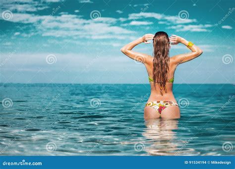 Retrato Al Aire Libre Del Verano De La Mujer Bonita Joven En Bikini