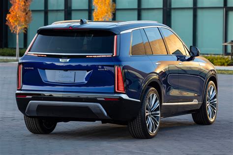 2026 Cadillac Vistiq Electric 3 Row Suv With Style Motortrends