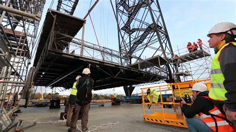 Installation De La Nacelle Sur Le Pont Transbordeur De Rochefort YouTube