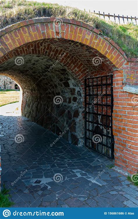 L Antico Cancello Della Fortezza Nel Muro Di Pietra Fotografia Stock