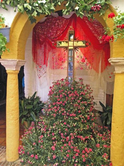 Cruz De Mayo Bajo Un Arco De Un Patio C Rdoba Cruces De Mayo