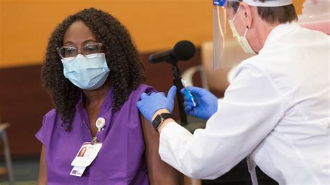 U S Health Care Workers Receive First Doses Of The Covid Vaccine