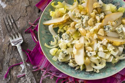 Salada de endívia pera gorgonzola e amêndoas caramelizadas Recepedia