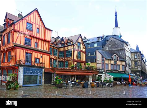 Rouen Es Una Ciudad En El R O Sena En El Norte De Francia Es La