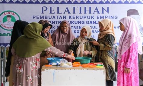 Santri Dukung Ganjar Gelar Pelatihan Buat Emping Di Kota Serang