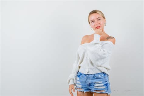 Jeune Femme Blonde Dans Un Pull Blanc Photo Gratuite
