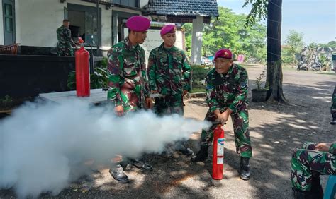 Prajurit Kima Menkav Marinir Perdalam Pengetahuan Materi Pemadam