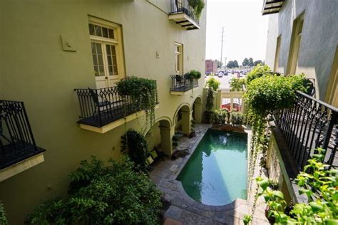 French Quarter courtyard and pool at Bienville House Hotel in New ...