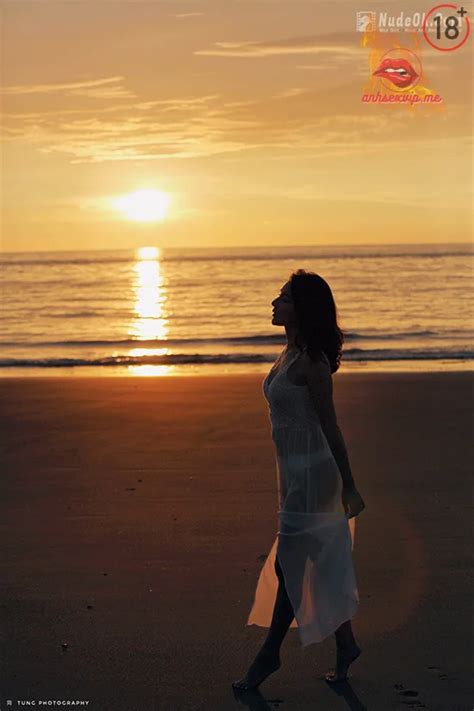 Gái xinh mặc Bikini tạo dáng sexy dưới bãi biển