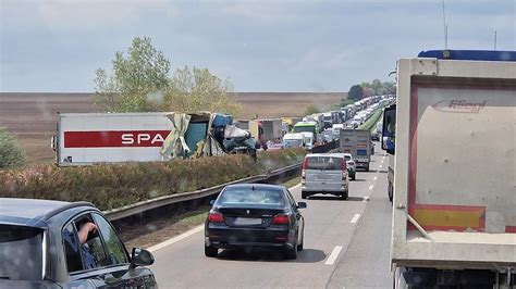 Baleset történt az M1 en Teljes pályazár van BpiAutósok hu