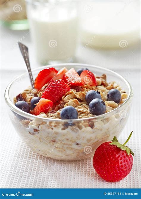 Gezond Ontbijt Kom Van Muesli Met Melk Stock Foto Image Of Vrucht