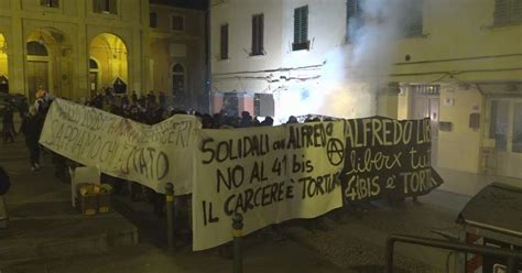 Slogan E Fuochi D Artificio Manifestazione Pacifica Degli Anarchici A