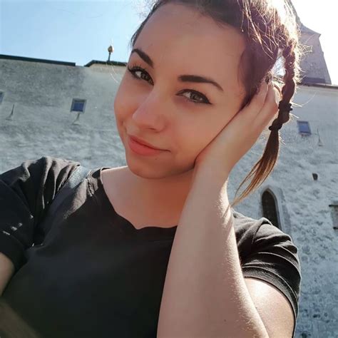 9 Hot Sexy Sarah Matar Bikini Pics