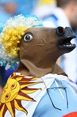 potret kostum unik fans piala dunia  totalitas dukung negara