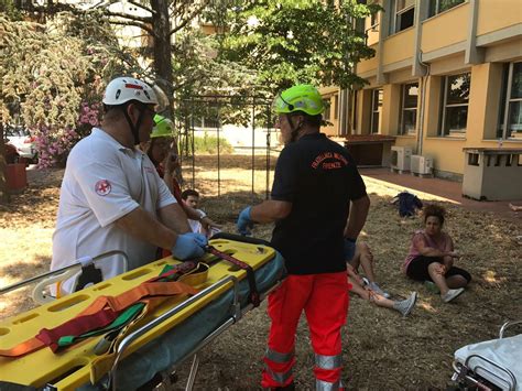 Maxi Esercitazione Al Meyer Simulato Il Crollo Di Una Scuola Video