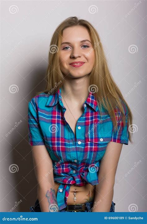 Portrait En Gros Plan De Jeune Fille Sexy Dans Les Jeans Et Une Chemise