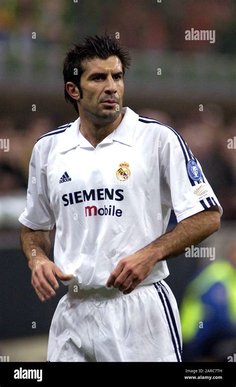 Figo real madrid 2002 hi-res stock photography and images - Alamy