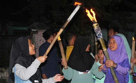 Arak Arakan Santri Pawai Obor Di Pekayon Semarakan Datangnya