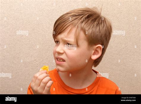 Niño Comiendo Una Naranja Fotografías E Imágenes De Alta Resolución Alamy