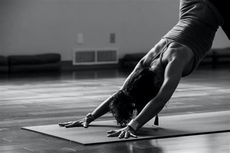 10 Posturas De Yoga Para Mejorar La Lumbalgia Bcn Médic