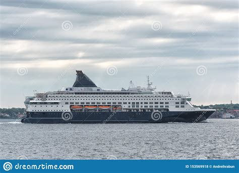 Grand Bateau De Croisi Re En Mer Au Coucher Du Soleil Beau Paysage