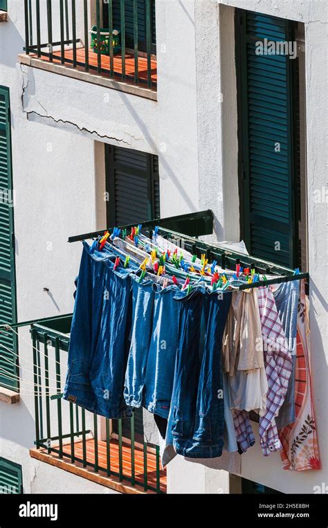 Panni Stesi Stendino Fuori Dal Balcone Immagini E Fotografie Stock Ad