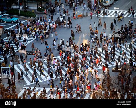 Los Peatones Llenando El Paso De Peatones En El Distrito De Shibuya De