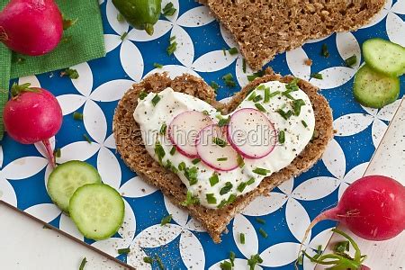 Vollkornbrot Mit Kraeuterquark Lizenzfreies Bild