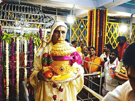 Telangana Harish Rao Presents Gold Crown Worth Rs 1 Cr To Siddipet Temple