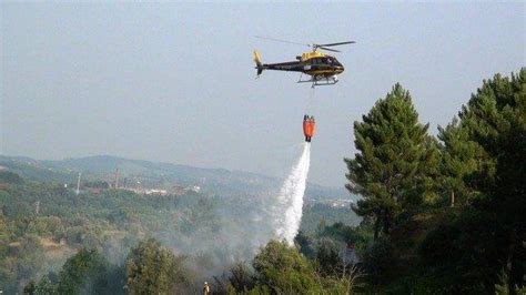 Três meios aéreos e 101 operacionais combatem fogo em Alte Postal do