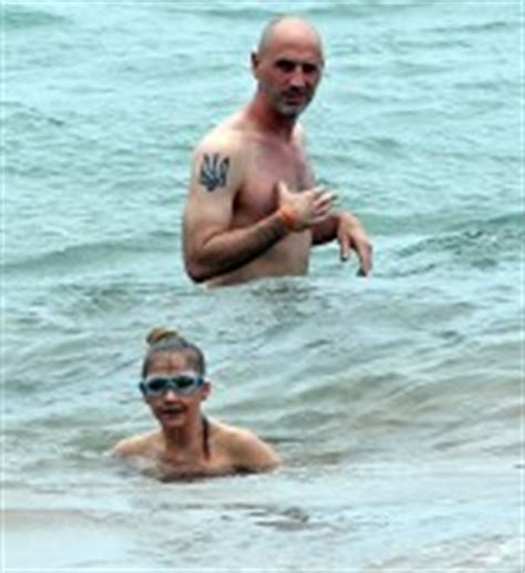 Elisabeth Harnois Wearing A Bikini At A Beach In Maui Mix Q Phun Org Forum