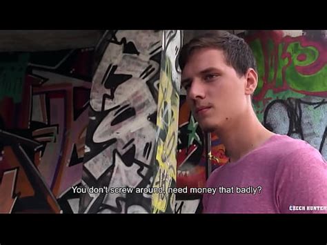 Tío paga a extraños mucho dinero para tener sexo con él en público CZECH HUNTER XVIDEOS