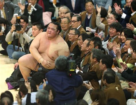 大相撲春場所千秋楽、優勝決定戦で照ノ富士を下した稀勢の：稀勢の里 写真特集：時事ドットコム