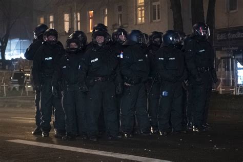 Silvester Krawalle In Berlin Polizei Registriert Mehr Als Straftaten