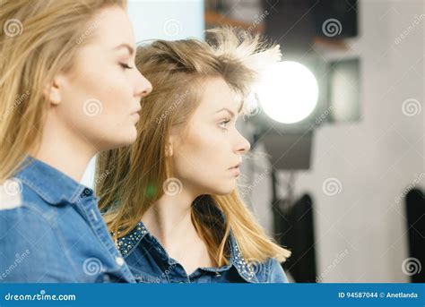 Duas Mulheres S Rias Louras Novas Bonitas Foto De Stock Imagem De