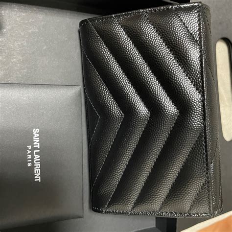 Ysl Saint Laurent Monogram粒面壓紋皮革小型信封錢包 黑金｜popchill 拍拍圈