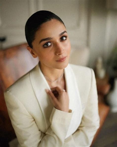 Pin av Prajkta på Alia bhatt photoshoot