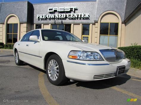 2004 Vibrant White Lincoln Town Car Ultimate 38270606 Photo 7