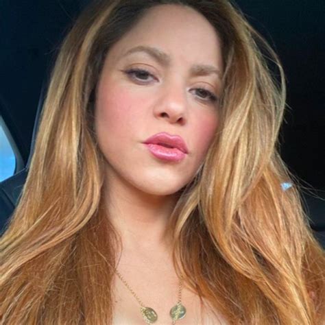 Espectacular Shakira En La Portada De Una Revista Con Un Minivestido