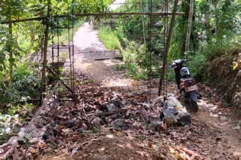 Miris Jembatan Penghubung Dua Dusun Desa Karya Tunggal Jadi Bahan