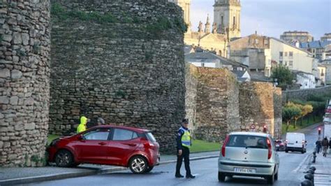 Una Conductora Empotra Su Coche Contra La Muralla De Lugo Y Es Evacuada