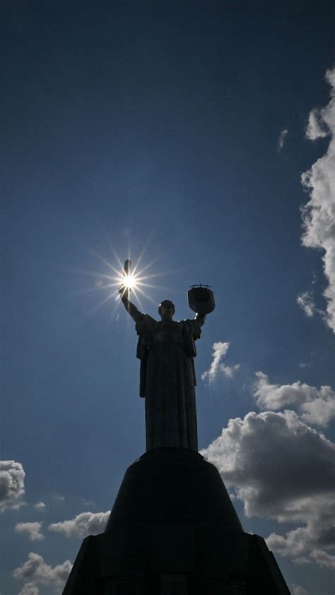 Foto Ukraina Copot Lambang Palu Arit Di Monumen Ibu Pertiwi