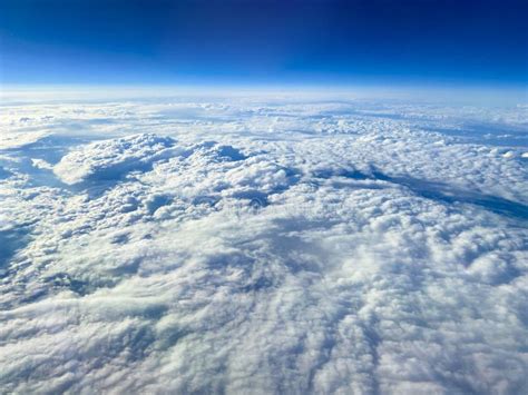 Ventana Del Avión Con Cielo Azul Y Nubes Imagen de archivo Imagen de