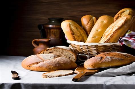 Se Muestra Una Canasta De Pan Con Una Canasta Llena De Pan Foto Premium