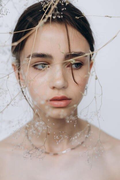 Elegante retrato de una joven modelo de 15 años con luz natural en un