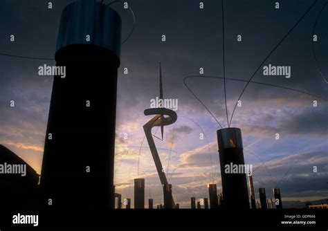 Fernmeldeturm Von Santiago Calatrava And Skulpturen Von Arata Isozak