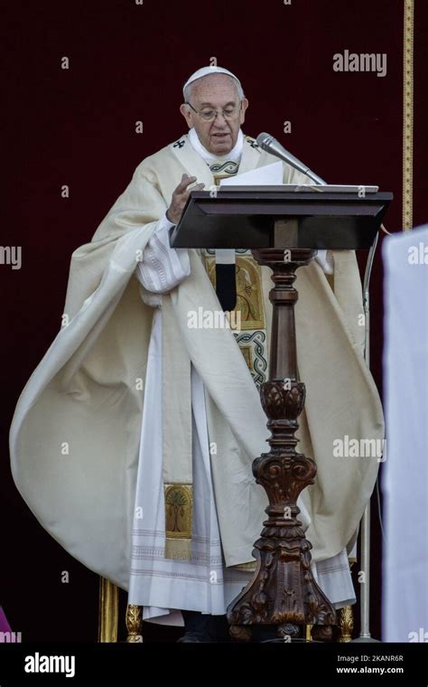 El Papa Francisco dirige una Santa Misa en la Basílica de San Juan de