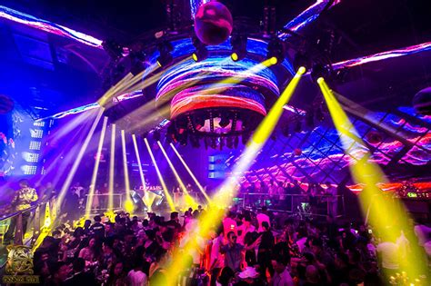 Club là gì? Cách phân biệt Club với Bar, Pub, Lounge chính xác nhất